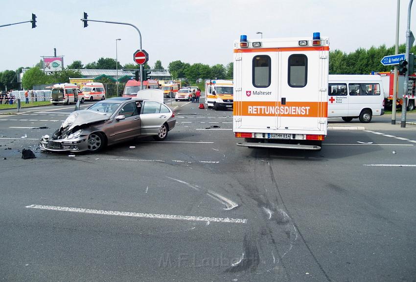 Schwerer Unfall mit Reisebus Lohmar Donrather Dreieck P317.JPG